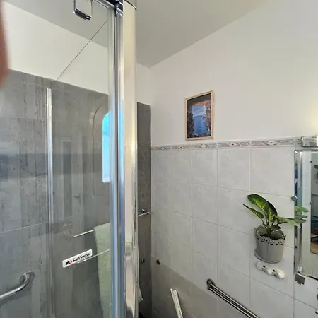 Villa Vue Avec Piscine Et Jardin Arbore