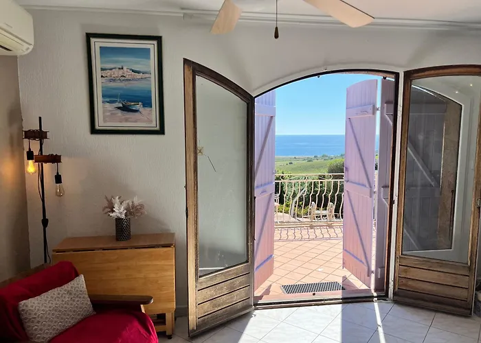 Vue Avec Piscine Et Jardin Arboré Villa