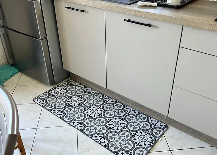 Vue Avec Piscine Et Jardin Arboré Villa *