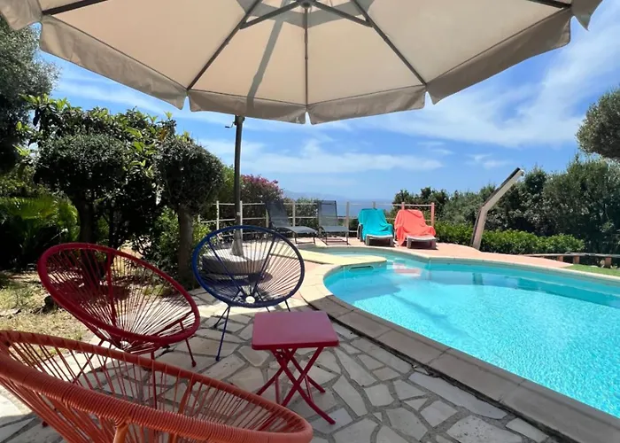 Villa Vue Avec Piscine Et Jardin Arboré *