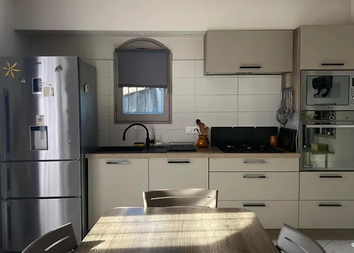 Vue Avec Piscine Et Jardin Arboré Villa Coggia