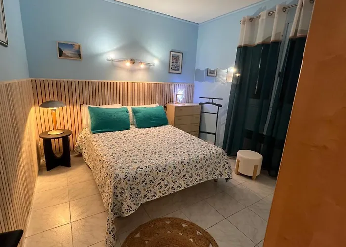 Vue Avec Piscine Et Jardin Arboré *