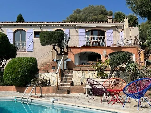 Villa Vue Avec Piscine Et Jardin Arboré *